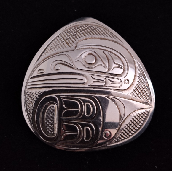 Northwest coast Indigenous Artisan Pin/Pendant Signed Sterling Silver - Picture 3 of 13